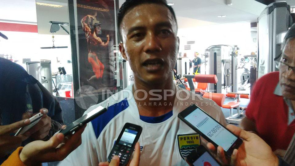Hermawan diwawancarai usai mengikuti sesi latihan bersama Persib Bandung (05/02/2016). - INDOSPORT